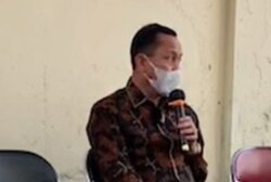 Ketua Komnas HAM Ahmad Taufan Damanik saat menemui peserta aksi di depan kantor Komnas HAM. (Foto:VOA)