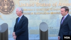 Američki senatori Ron Džonson i Kris Marfi ispred ambasade SAD u Prištini, 4. septembar 2019
