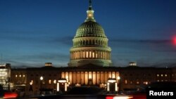 រូបឯកសារ៖ ទិដ្ឋភាព​នៅ​ខាង​ក្រៅ​វិមាន​សភា​សហរដ្ឋ​អាមេរិក​នា​ពេល​ថ្ងៃ​លិច ក្នុង​រដ្ឋធានី​វ៉ាស៊ីនតោន ថ្ងៃទី២២ ខែមករា ឆ្នាំ២០២០។ 