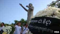 រូបឯកសារ៖ កម្រង​ផ្កាដែល​អ្នក​ចូលរួម​ដាក់​នៅ​ខាង​មុខ​រូប​សំណាក​របស់​លោក ជា វិជ្ជា ក្នុង​ពិធី​​គោរព​វិញ្ញាណ​ក្ខន្ធ​ លោក ក្បែរ​វិមាន​ឯករាជ្យ​ នៅ​រាជធានី​ភ្នំពេញ ​នា​ថ្ងៃ​ទី២២​ ខែ​មករា​ ឆ្នាំ២០១៨។ (កាន់​ វិច្ឆិកា/VOA)​