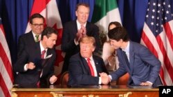 Predsednik SAD Donald Tramp rukuje se sa premijerom Kanade Džastinom Trudoom, dok je pored njih odlazeći predsednik Meksika Enrike Penja Nijeto, na samitu G20 u Buenos Airesu (Foto: AP/Martin Mejia)