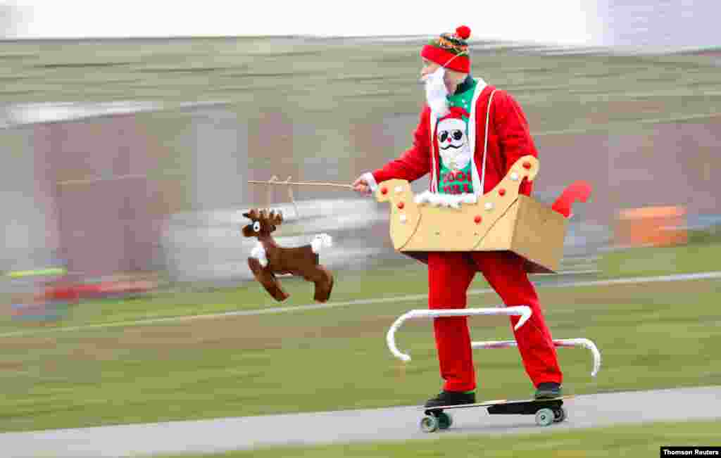 독일 베를린에서 산타클로스 복장의 남성이 전동 스케이트보드를 타고 있다. 