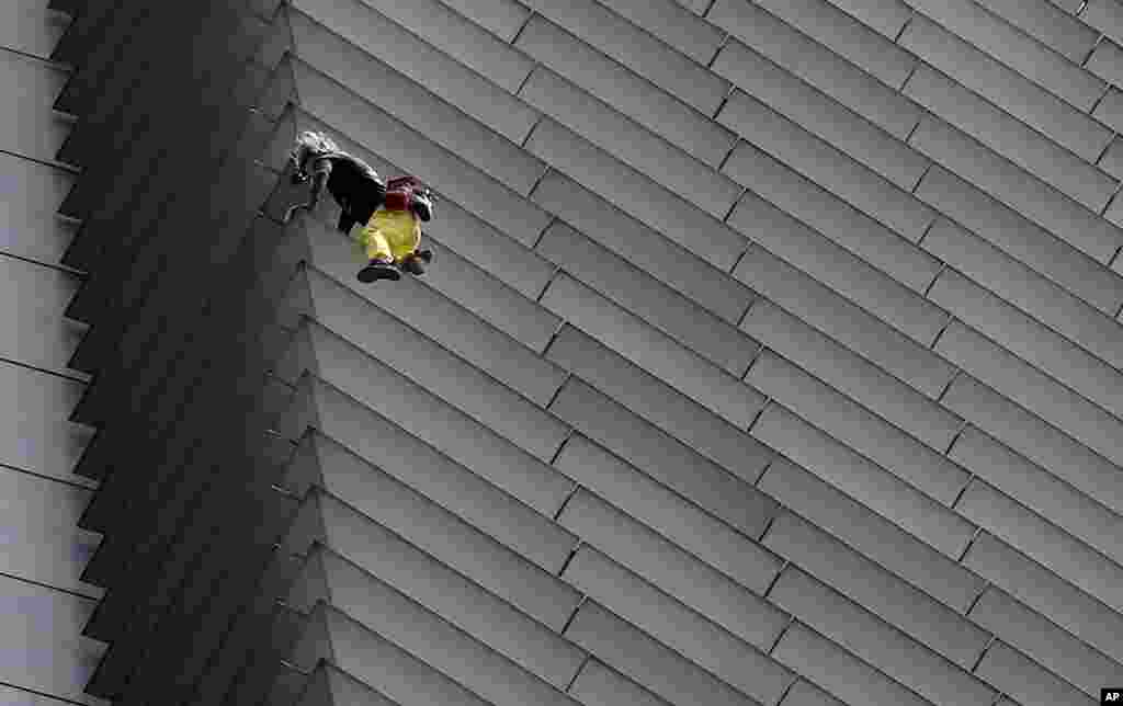 អ្នក​ឡើង​ជញ្ជាំង​ជនជាតិ​បារាំង​ Alaine Robert ឬត្រូវ​បាន​ស្គាល់​ថា &laquo;បុរស​ពីងពាង&raquo; ឡើង​ជញ្ជាំង​អគារ​ GT Tower កម្ពស់​៤៧ជាន់​ ក្នុង​សង្កាត់​ហិរញ្ញវត្ថុ​ភាគ​ខាងកើត​រដ្ឋ​ធានី​ម៉ានីល​ប្រទេស​ហ្វីលីពីន។