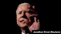 Presiden AS Joe Biden berbicara kepada wartawan di landasan sebelum menaiki Air Force One untuk kembali ke Washington dari Bandara Internasional Cincinnati/Northern Kentucky di Hebron, Kentucky, AS, 21 Juli 2021. (Foto: REUTERS/Jonathan Ernst)