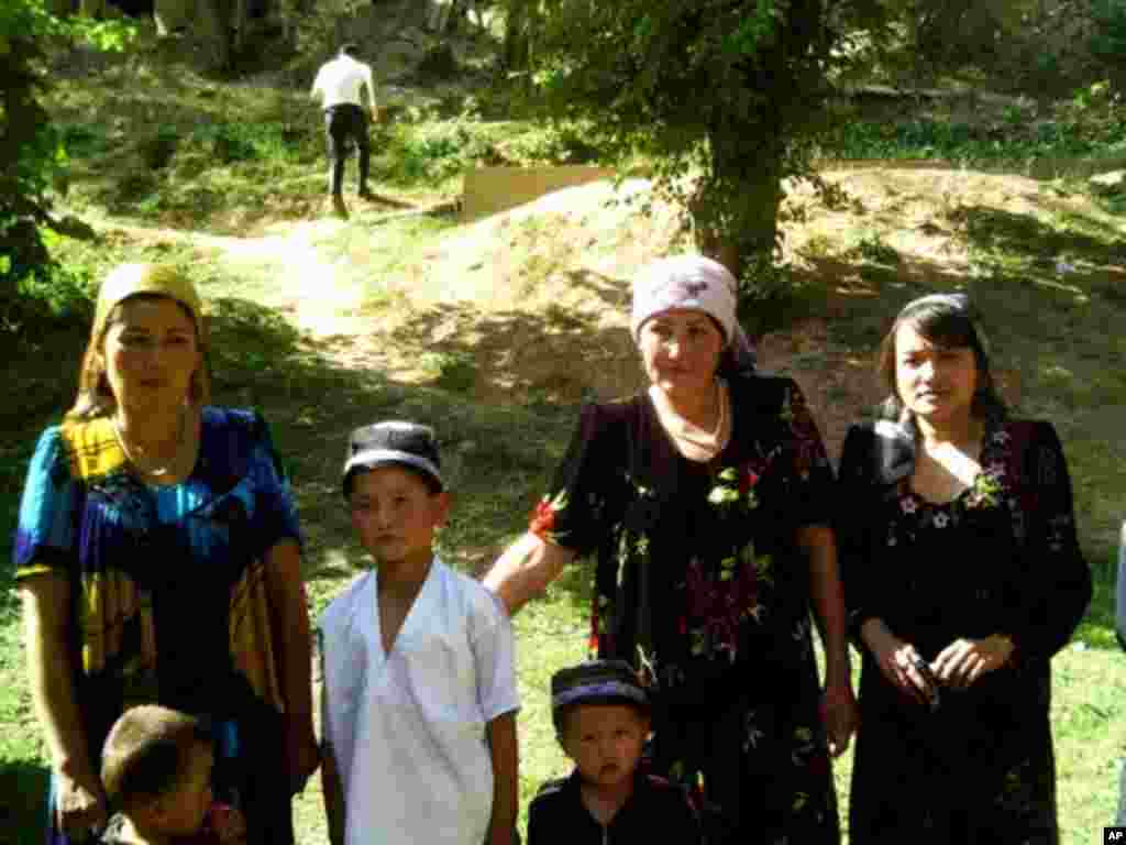 O'zbekning Barlos urug'i juvonlari farzandlari bilan