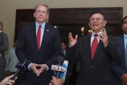 លោកកឹម សុខា ប្រធានគណបក្សសង្គ្រោះជាតិ ជួបជាមួយឯកអគ្គរដ្ឋទូតអាមេរិកប្រចាំកម្ពុជាលោក Patrick Murphy នៅគេហដ្ឋានរបស់លោក នៅរាជធានីភ្នំពេញ ថ្ងៃទី១១ ខែវិច្ឆិកា ឆ្នាំ២០១៩។