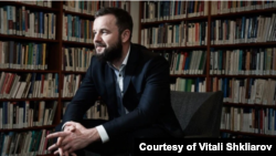 미국 정치 분석가 비탈리 슈클리아로브가 7월 벨라루스에서 '대중선동' 혐의로 체포됐다.