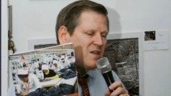 រូបឯកសារ៖ លោក Phil Robertson នាយក​រង​អង្គការ​សិទ្ធិ​មនុស្ស Human Rights Watch ប្រចាំ​តំបន់​អាស៊ីថ្លែង​ក្នុង​សន្និសីទ​កាសែត​មួយ​នៅ​ក្នុង​ក្រុង​ភ្នំពេញ​កាល​ពី​ថ្ងៃ​ព្រហស្បតិ៍​ទី​១២ ខែ​មិនា ឆ្នាំ​២០១៥។ (AP Photo/Heng Sinith)