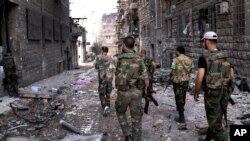 Suriya askarlari Halab ko'chalarini nazorat qilmoqda, 24-sentabr, 2012-yil.