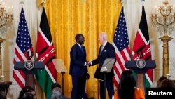 조 바이든(오른쪽) 미국 대통령과 윌리엄 루토 케냐 대통령이 백악관에서 공동 기자회견을 하며 악수하고 있다.(자료사진)