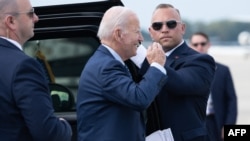 Presiden AS Joe Biden akan menaikki Air Force One di Maryland pada 7 September 2023. Biden melakukan perjalanan ke KTT G20 di New Delhi dan singgah di Hanoi, Vietnam, dan Alaska. (Foto: SAUL LOEB/AFP)
