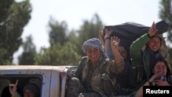 កងកម្លាំង​ប្រជាធិបតេយ្យ​នៃ​ក្រុម​ប្រយុទ្ធនារី​កំពុង​ជិះ​លើឡាន​មួយ​នៅ​ក្បែរ​ al-Shadadi ប្រទេស​ស៊ីរី​កាល​ពី​ថ្ងៃទី​១៨ កុម្ភៈ ២០១៦។