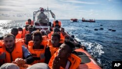 Des migrants dans un bateau de sauvetage espagnol, le 21 décembre 2018.