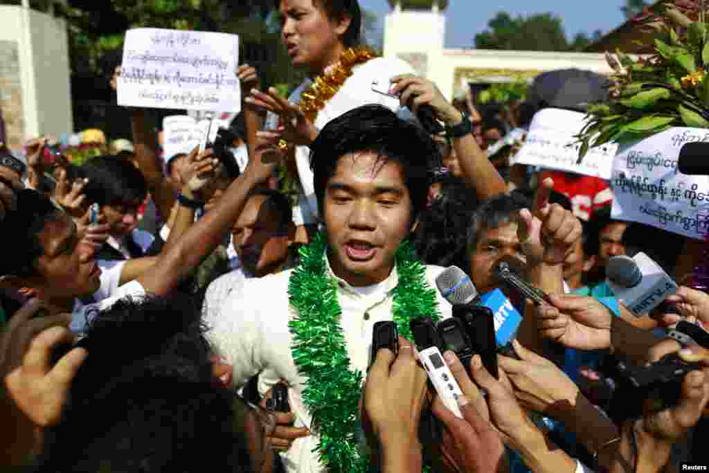 Political prisoners Yan Naing Tun (C) and Aung Min Naing (back C) talk to the media after being released from Insein prison in Rangoon, Burma, Dec. 31, 2013.&nbsp;