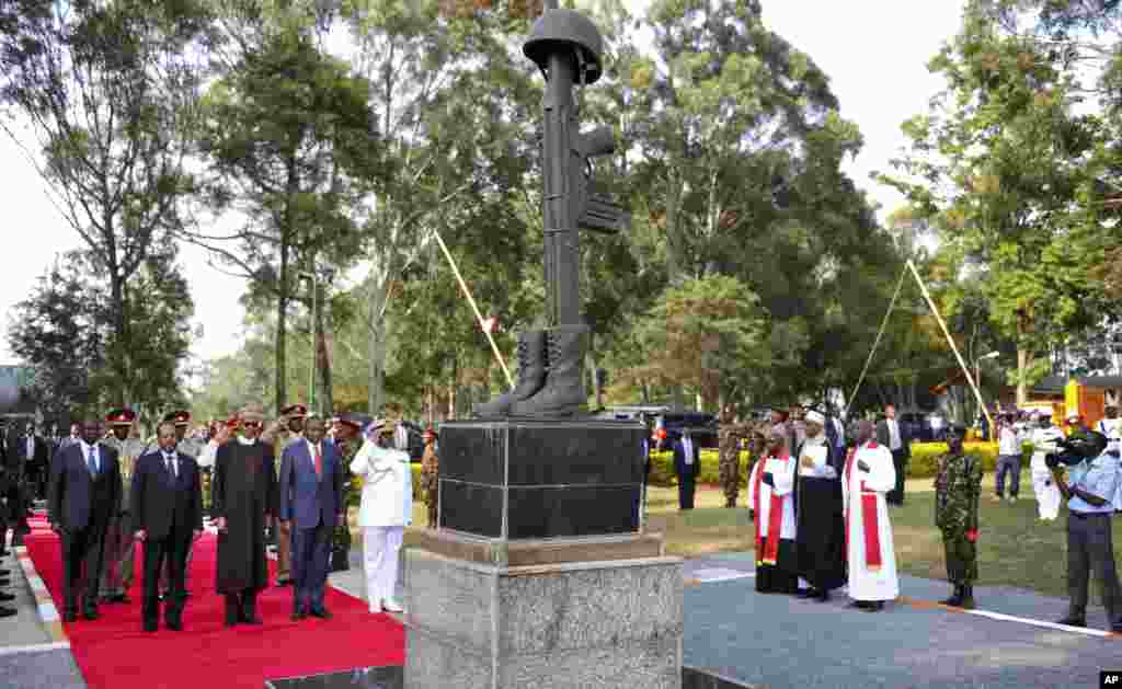 Shugaban Kasar Kenya Uhuru Kenyata, Da Shugaba Muhammadu Na Najeriya Da Shugaba Hassane Sheikh Mohamud Na Tsaye Dage Gefen Hagu A Yayin Da Ake Bukin Karrama Sojojin Kasar Kenya Da Suka Rasa Rayukansu A Yayin Da Suke Gudanar Da Ayyukan Wanzar Da Zaman Lafiya &nbsp;