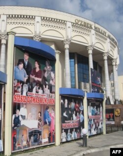 O'zbek milliy akademik teatri oldida