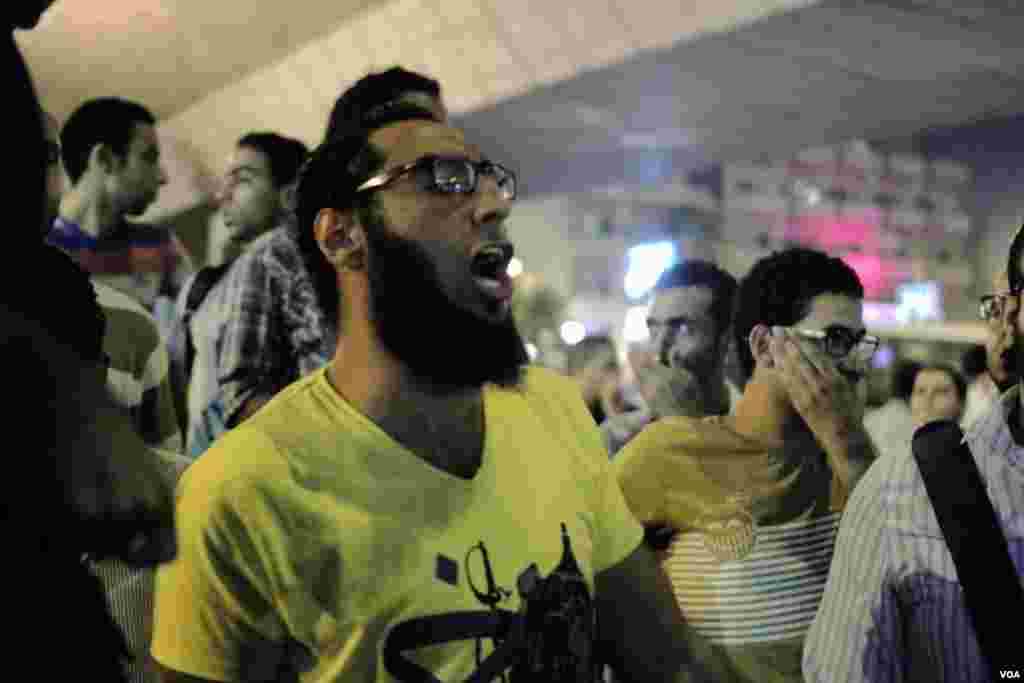 Lawyer Mahmoud el Shafie delivers a speech to the gathering. (Hamada Elrasam for VOA)
