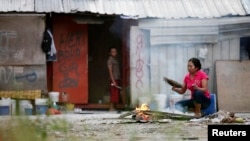 Para pekerja migran dari Indonesia di luar gubuk mereka di Kuala Lumpur, Malaysia, 19 Juni 2011. (Foto: Reuters)