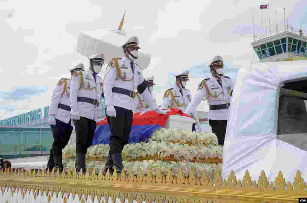 សព​សម្តេច​ក្រុម​ព្រះនរោត្តម​ រណឫទ្ធិ​ ត្រូវ​បាន​ដង្ហែ​តាម​ព្រះទីនាំង​ ឆ្ពោះ​ទៅកាន់​ព្រះ​ដំណាក់​ ដើម្បី​ប្រារព្ធ​ព្រះរាជពិធីបុណ្យ​តាម​ព្រះរាជ​វេណី​ ភ្នំពេញ​ ថ្ងៃ​អាទិត្យ​ ទី​៥​ ខែធ្នូ​ ឆ្នាំ២០២១។ (ខាន់ សុគុំមនោ/វីអូអេ)