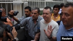 Pendeta AS, Andrew Brunson setibanya di rumahnya setelah dibebaskan dari penjara di Izmir, Turki, 25 Juli 2018. (Foto: dok).