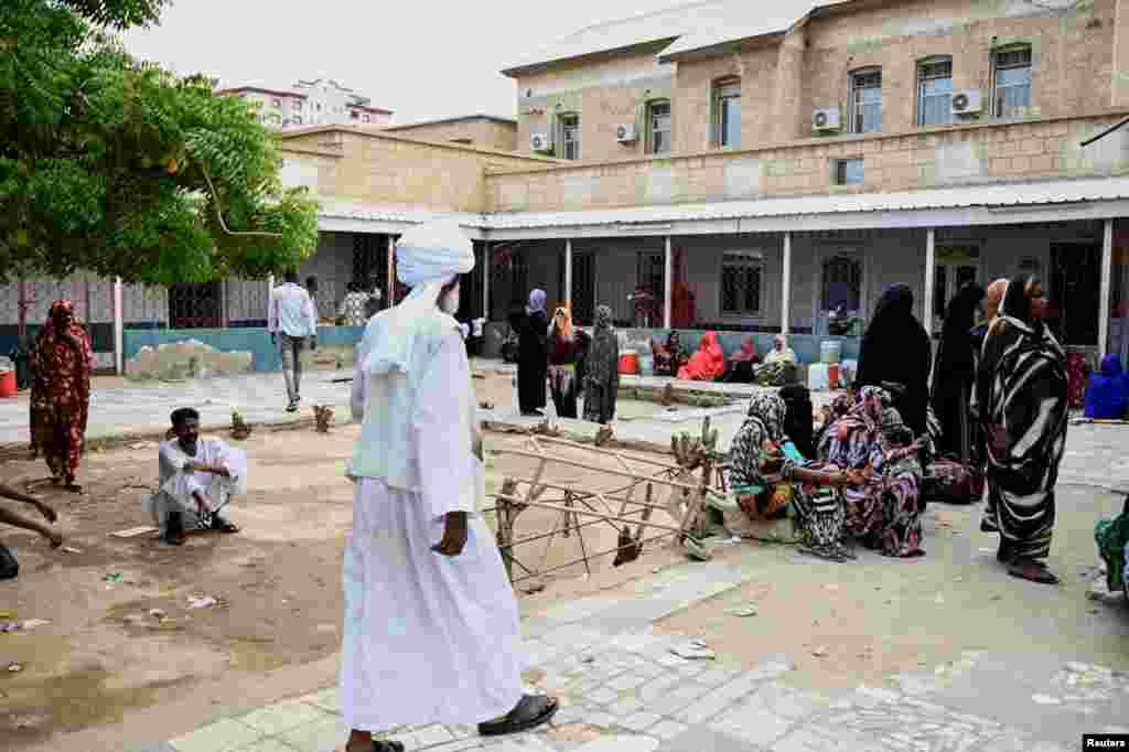 Familia za wa Sudan wasubiri katika hospitali moja mjini Port Sudan ambako madaktari wanagoma ili kudai mishahara yao.