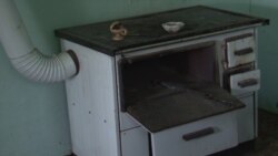 Šporet u kući iz koje treba da se iseli Milica Apostolović (Foto: VOA)