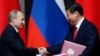Tổng thống Nga Vladimir Putin (trái) và Chủ tịch Trung Quốc Tập Cận Bình bắt tay sau khi ký kết một thỏa thuận 20/5/14