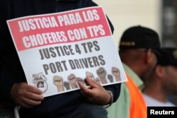 3일 미국 캘리포니아주 로스엔젤레스에서 남성이 '임시보호신분(TPS)' 프로그램 중단을 반대하는 시위를 하고 있다.