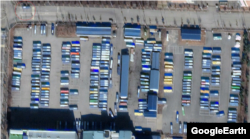 개성공단 버스 차고지의 지난해 11월 모습. 사진 위쪽 도로에는 운행 중인 버스(붉은 원 안)도 보인다.