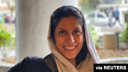 Pekerja bantuan kemanusiaan Inggris keturunan Iran, Nazanin Zaghari-Ratcliffe, berfoto setelah dibebaskan dari tahanan rumah di Teheran, Iran, 7 Maret 2021.