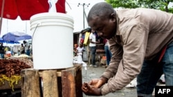 Mtu akinawa mikono katika soko la Mabibo huko Dar es Salaam, Tanzania Aprili 16, 2020