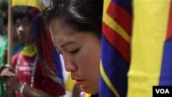 Seorang pelajar Tibet berdoa dalam sebuah pawai di New Delhi, India, yang menuntut ,mundurnya tentara Tiongkok dari biara Kirti di Tibet (19/4).