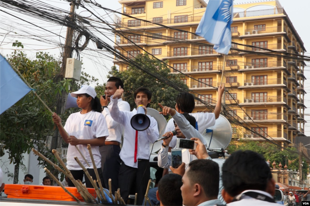 A leader of the self-claim university students, Srey Chamroeun talks to journalists through a loud-speaker explaining his petition in front to Kem Sokha&#39;s house. The group took series of protests against the leaked sexual scandal. (Leng Len/VOA Khmer)