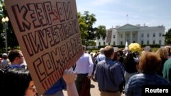 បាតុករ​បាន​ប្រមូល​ផ្តុំ​គ្នា​ប្រឆាំង​នឹង​លោក​ប្រធានាធិបតី​ត្រាំ​ដែល​បាន​បញ្ឈប់​លោក​នាយក​​ FBI James Comey នៅ​ខាងក្រៅសេតវិមាន​រដ្ឋធានី​វ៉ាស៊ីនតោន​កាល​ពីថ្ងៃទី​១០​ ឧសភា ២០១៧។