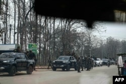 ภาพที่กองกำลังติดอาวุธรักษาชายแดนของกะเหรี่ยง หรือ BGF บันทึกเมื่อ 24 ก.พ. 2568 แสดงให้เห็นการปฏิบัติงานปรามปรามอาชญากรรมที่เกี่ยวข้องกับแก๊งคอลเซนเตอร์ที่เมืองเมียวดี ประเทศเมียนมา