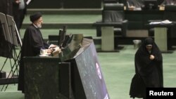 İran Prezidenti İbrahim Rəisi İran parlamentində çıxış edir. 22 yanvar, 2023. 