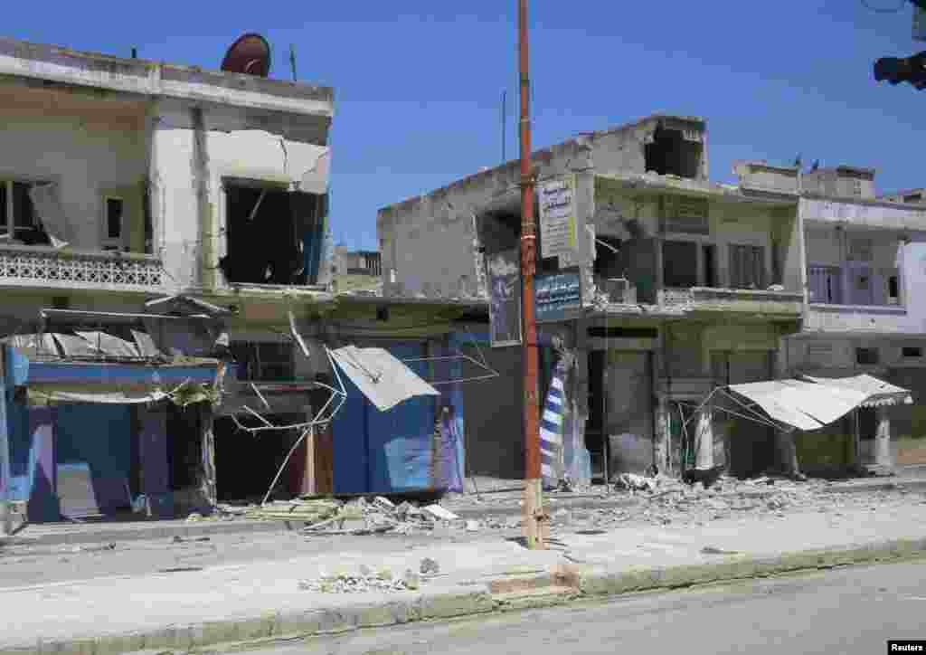 Gedung-gedung di Al-Rasten dekat kota Homs rusak akibat pertempuran (11/7).