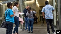 Immigratsiya sudiga kelgan muhojir oila. Los-Anjeles, Kaliforniya, 30-may, 2019. 