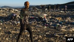 Un jeune migrant cherche des objets et de la nourriture dans une décharge à Fnideq, dans le nord du Maroc, le 5 juillet 2018.