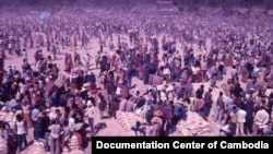 រូបឯកសារ៖ ទិដ្ឋភាពនៃជំរំជនភៀសខ្លួនខ្មែរ នៅបណ្តោយព្រំដែនកម្ពុជាថៃ ក្នុងអំឡុងទសវត្សរ៍ ១៩៨០។ (រូបថតដោយលោក Jack Dunford/មជ្ឈមណ្ឌលឯកសារកម្ពុជា)