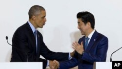 លោក​ប្រធានាធិបតី​ បារ៉ាក់ អូបាម៉ា និង​លោក​រដ្ឋ​មន្រ្តី Shinzo Abe ចាប់​ដៃ​គ្នា​ បន្ទាប់​ពី​ថ្លែង​ទៅ​កាន់​សារព័ត៌មាន​នៅ​ក្នុង​ក្រុង Shima ប្រទេស​ជប៉ុន កាលពី​ថ្ងៃទី២៥ ខែឧសភា​ឆ្នាំ២០១៦។ 