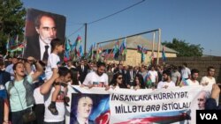 Milli Şura Rəsulzadə abidəsi önündə (Arxiv foto)