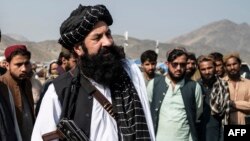 ফাইল ছবি- আফগানিস্তানের শরণার্থী বিষয়ক মন্ত্রী খলিল উর-রহমান হাক্কানি আফগানিস্তান-পাকিস্তান তোরখাম সীমান্তের কাছে একটি শরণার্থী শিবির পরিদর্শন করতে যান। ২ নভেম্বর, ২০২৩।