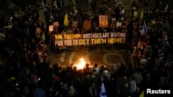 Mbështetësit dhe familjarët e pengjeve në protestë në Tel Aviv