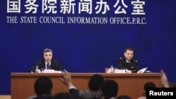 황쑹핑 중국 해관총서 대변인(오른쪽)이 지난 1월 국무원 신문판공실에서 열린 기자회견에서 지난해 중국의 무역통계에 대해 설명하고 있다. (자료사진)