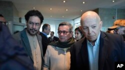 FILE - Pablo Beltran (tengah), komandan dan kepala perunding pemberontak Tentara Pembebasan Nasional, ELN, Ivan Cepeda (kiri) dan Jose Otty Patiño, perunding pemerintah Kolombia, pada pembicaraan damai di Bogota, Kolombia, 10 Oktober 2023.