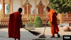 Young monks spend time cleaning up during the day at Chumpouvaon pagoda, in Oudong district, Kandal province, on April 5, 2020. (Phorn Bopha/VOA) 