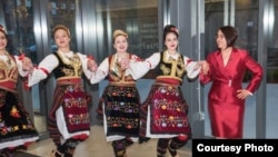 Na kraju ceremonije 9. maja, na Ventvortu se igralo i kolo, zahvaljujući kulturno-umetničkom društvu Gračanica iz Bostona. Fotografija: Joshua Touster