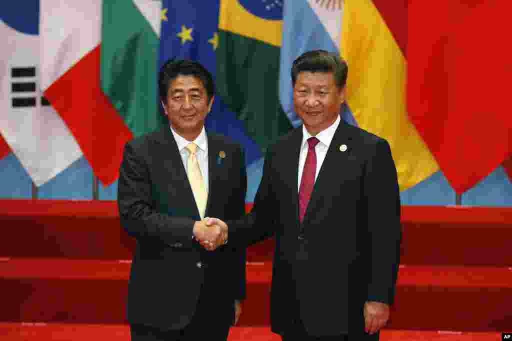 中国主席习近平和日本首相安倍在G20峰会期间握手（2016年9月4日）