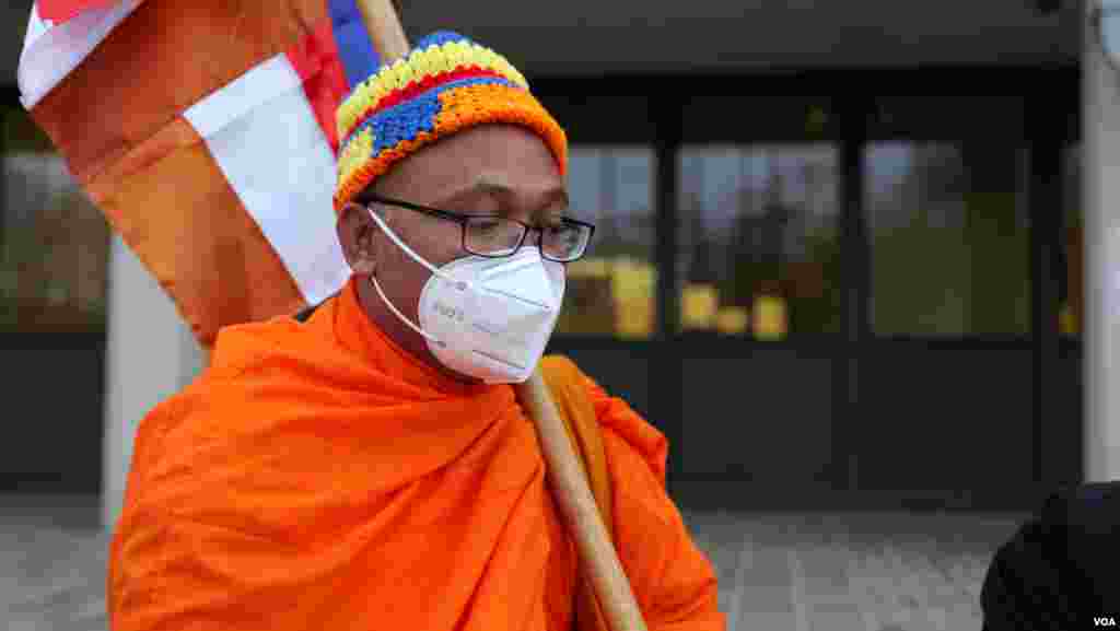 ព្រះអង្គប៊ុត ប៊ុនតិញ ស្ថាបនិក​បណ្តាញ​ព្រះ​សង្ឃឯករាជ្យ បានចូលរួមការប្រមូលផ្តុំគ្នារបស់សមាជិកគណបក្សសង្គ្រោះជាតិ ដើម្បីប្រារព្ធ​ខួប ២៩ ឆ្នាំ​នៃ​កិច្ច​ព្រមព្រៀង​សន្តិភាព​ទី​ក្រុង​ប៉ារីស​ ទាមទារ​ឲ្យ​លោក​នាយក​រដ្ឋមន្ត្រី​ហ៊ុន សែន​ ឈប់​រំលោភ​កិច្ច​ព្រមព្រៀង​ទីក